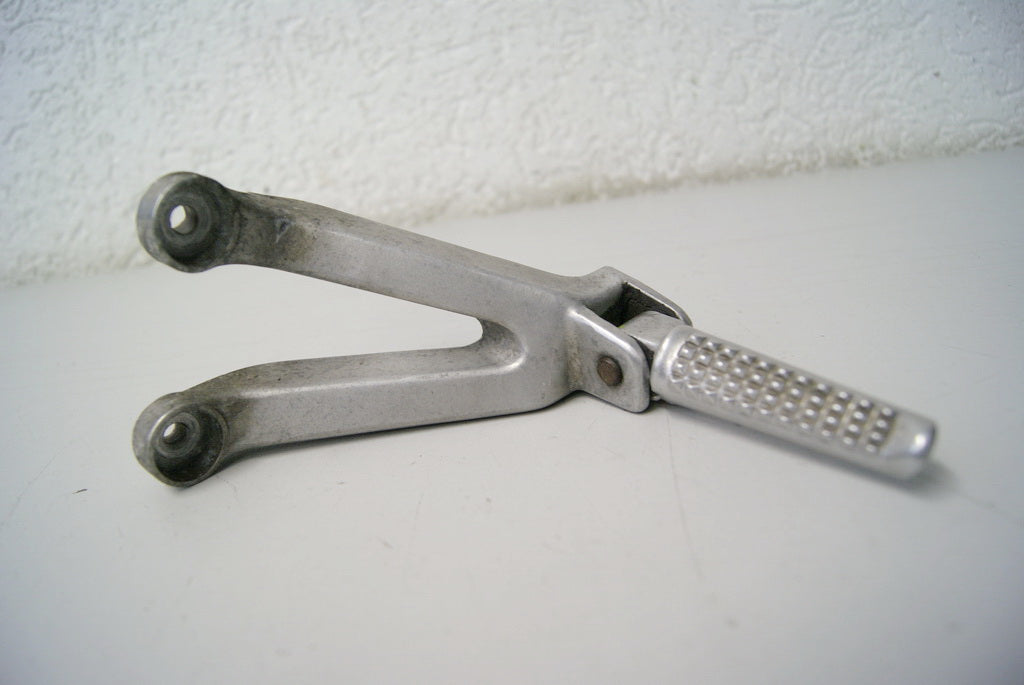 HONDA CBR 900 SC28 REPOSAPIÉS TRASERO IZQUIERDO