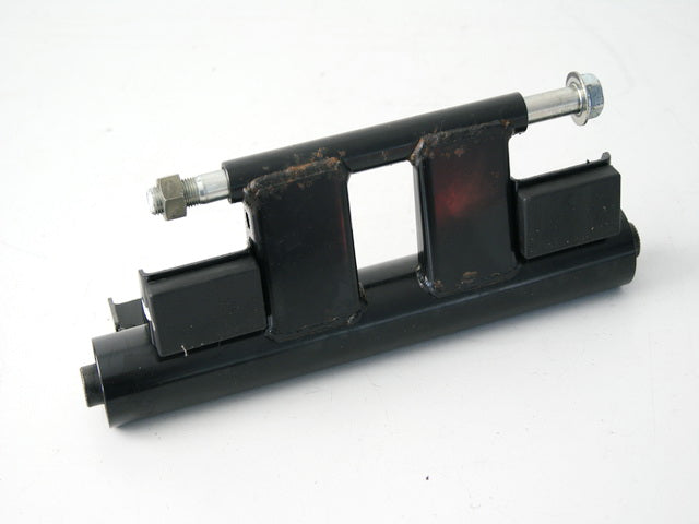 SUZUKI UC 125 EPICURO AXLE HOLDER BRACKET ENGINE AXLE