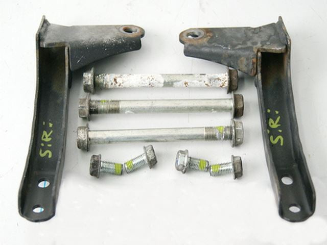HONDA CBR 125 R JC39 ENGINE MOUNT AXLE BRACKET