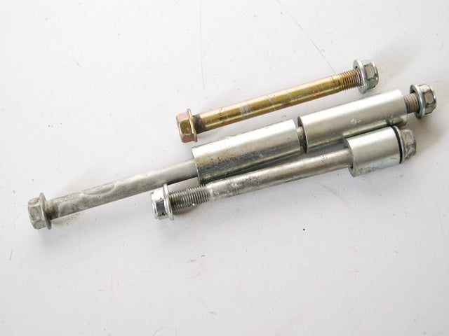 HYOSUNG GT 125 R HALTERUNG HALTER MOTOR ACHSE BOLZEN