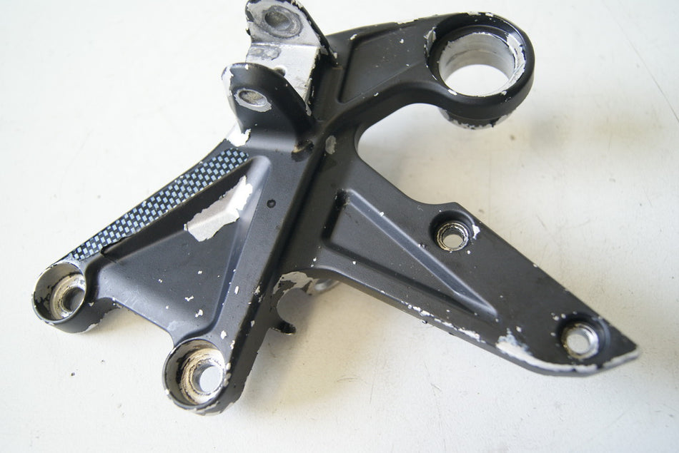 HONDA CBR 1000 RR SC59 FUßRASTENTRÄGER FAHRER RECHTS