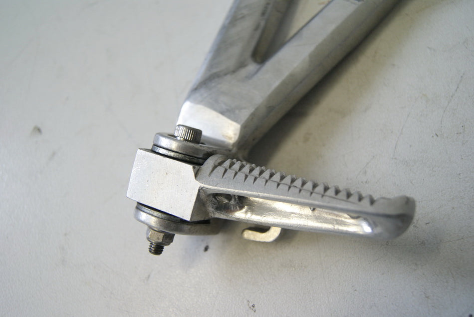 YAMAHA R6 RJ03 FUßRASTENANLAGE SOZIUS LINKS