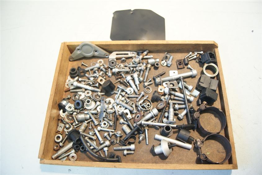 APRILIA DORSODURO 750 SM000 TORNILLOS Y PIEZAS PEQUEÑAS