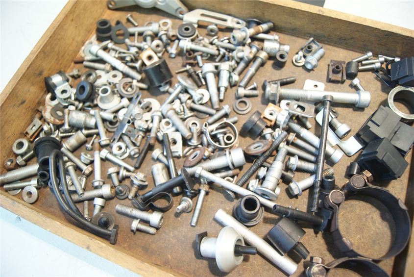 APRILIA DORSODURO 750 SM000 TORNILLOS Y PIEZAS PEQUEÑAS
