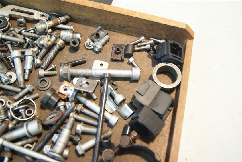 APRILIA DORSODURO 750 SM000 TORNILLOS Y PIEZAS PEQUEÑAS