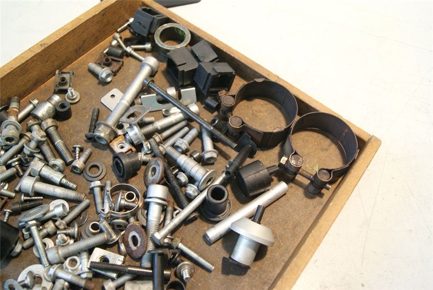 APRILIA DORSODURO 750 SM000 TORNILLOS Y PIEZAS PEQUEÑAS