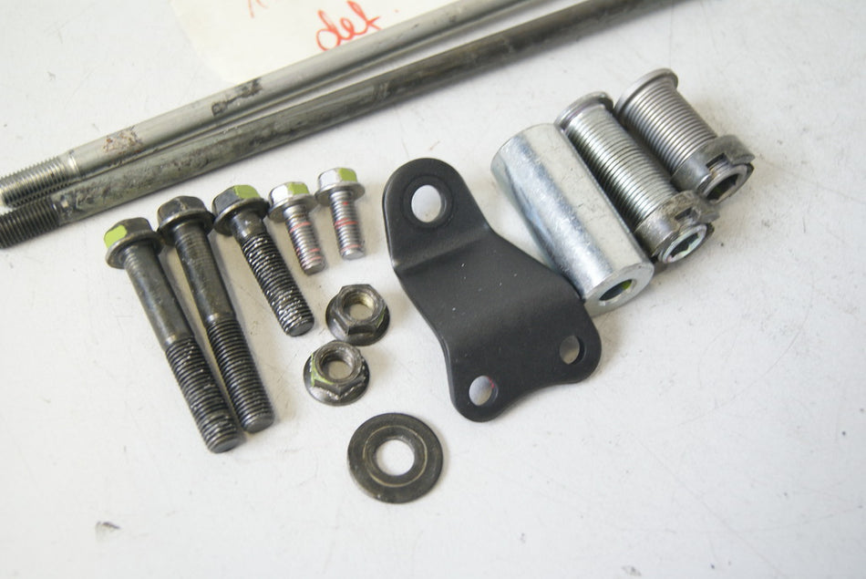 KAWASAKI Z 1000 ZRT00D HALTERUNG MOTOR ACHSE DISTANZEN