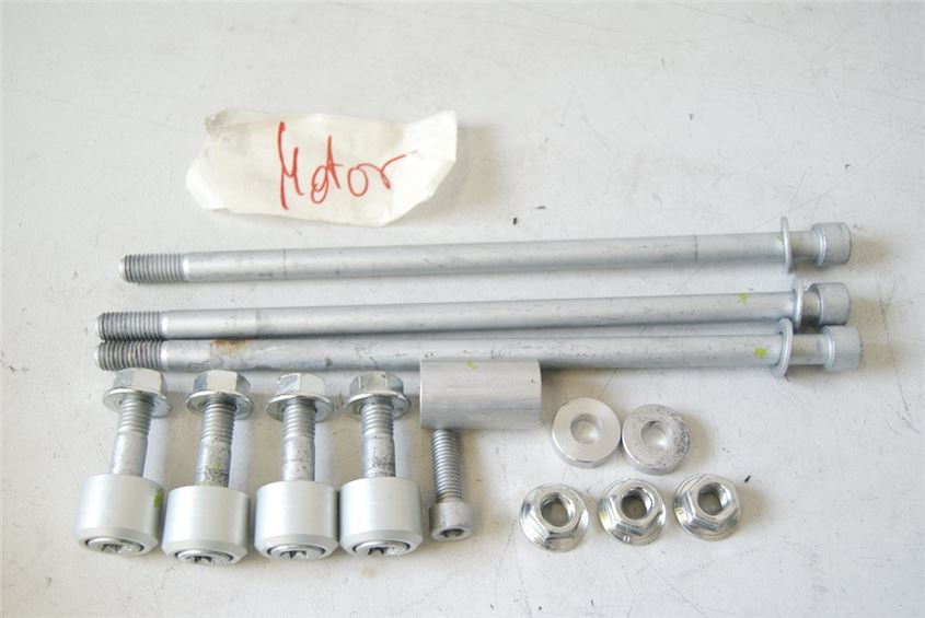 APRILIA SL 750 SHIVER ZD4RAA00 ACHSE MOTOR HALTERUNG BOLZEN DISTANZEN
