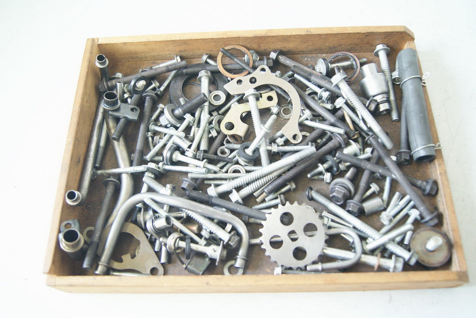 HONDA VFR 750 RC36 / 2 TORNILLOS PIEZAS PEQUEÑAS MOTOR