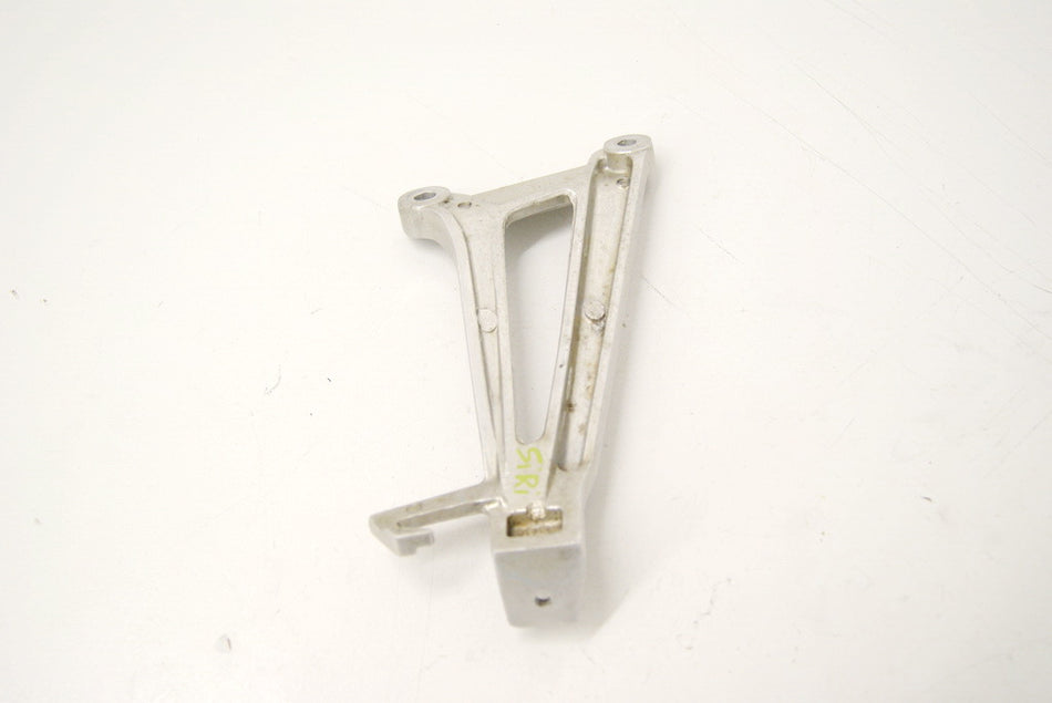 HONDA CBR 125 R JC39 FUßRASTENTRÄGER SOZIUS LINKS