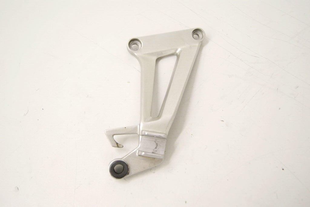 HONDA CBR 125 R JC39 PILLION FOOTREST BRACKET RIGHT