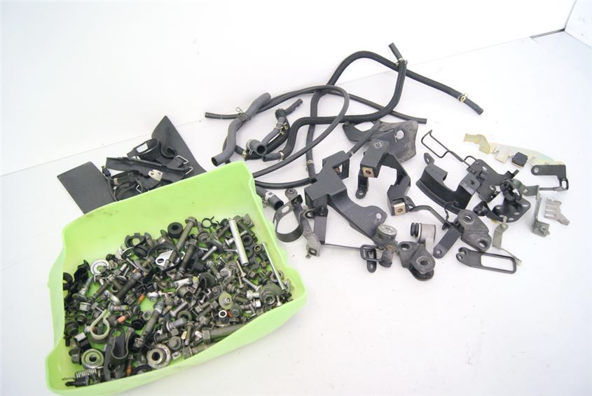 YAMAHA FZ6 FAZER RJ07 TORNILLOS Y PIEZAS PEQUEÑAS SOPORTE