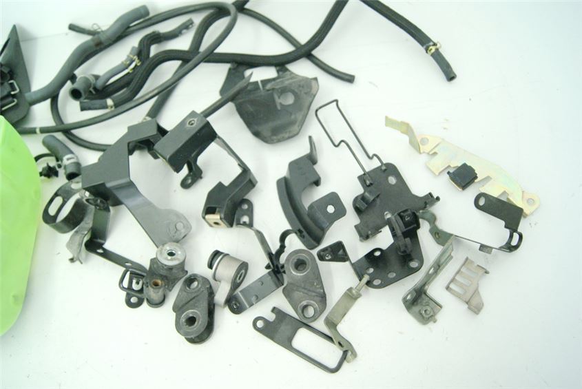 YAMAHA FZ6 FAZER RJ07 TORNILLOS Y PIEZAS PEQUEÑAS SOPORTE