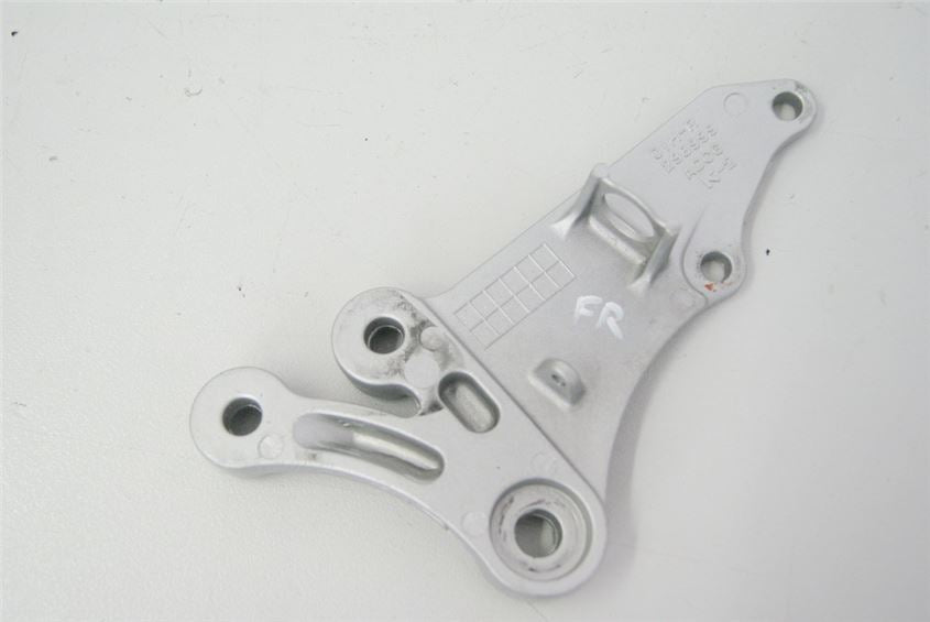 SUZUKI GSX-R 750 WVCW FOOTREST BRACKET RIDER RIGHT FOOTREST