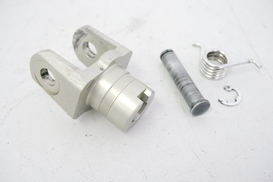 SUZUKI GSX-R 750 WVCW MOUNT FOOTREST RIDER BRACKET JOINT