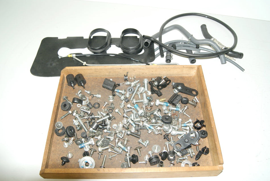 SUZUKI GSX-R 750 WVCW K8 K9 L0 Bolts Small Parts Nuts Brackets (for frame)