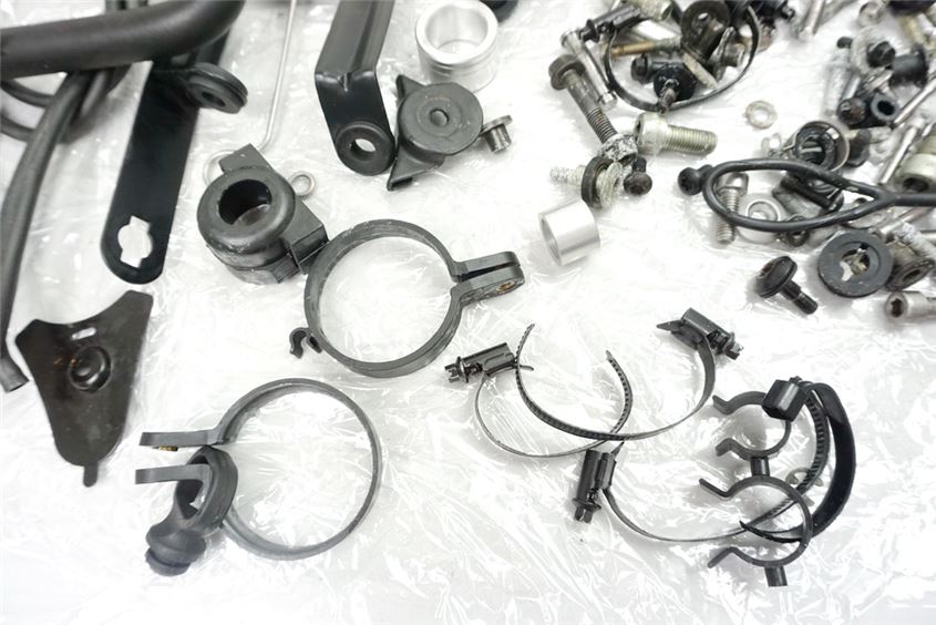 TRIUMPH SPEED TRIPLE 955 i T509 TORNILLOS Y PIEZAS PEQUEÑAS