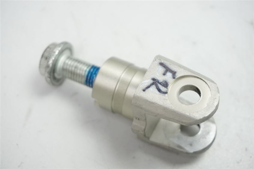SUZUKI GSX-R 750 WVCW MOUNT FOOTREST RIDER RIGHT HOLDER JOINT