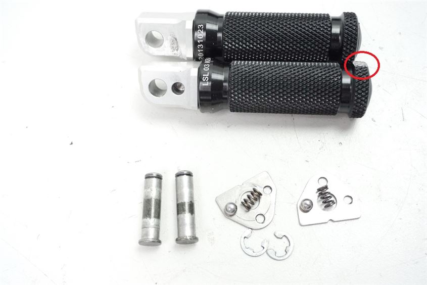 SUZUKI GSX-R 750 WVCW PASSENGER FOOTREST LSL PAIR