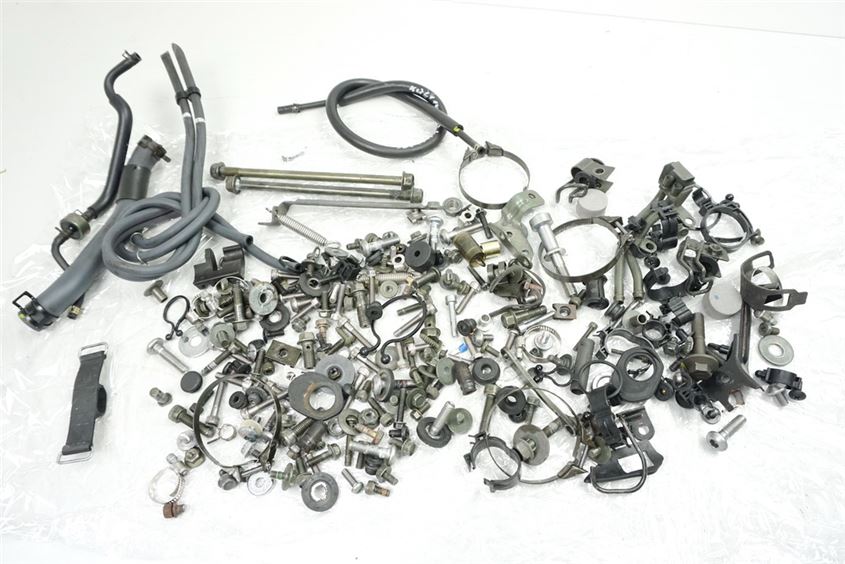 YAMAHA FZS 1000 RN06 FAZER TORNILLOS Y PIEZAS PEQUEÑAS