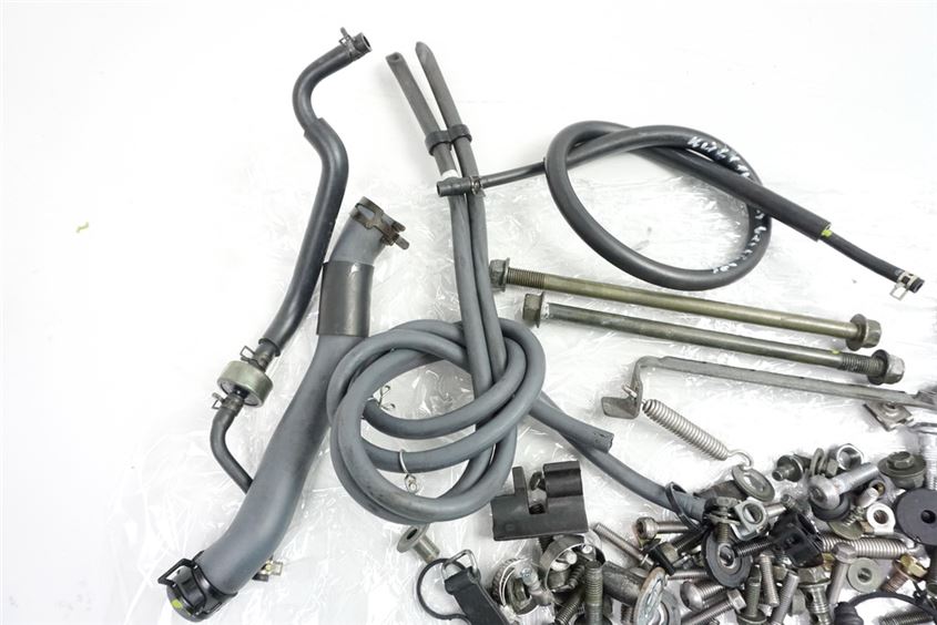 YAMAHA FZS 1000 RN06 FAZER TORNILLOS Y PIEZAS PEQUEÑAS