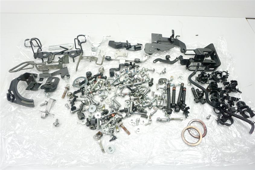 YAMAHA XVS 950 A VN02 MIDNIGHT STAR TORNILLOS Y PIEZAS PEQUEÑAS Y SOPORTES