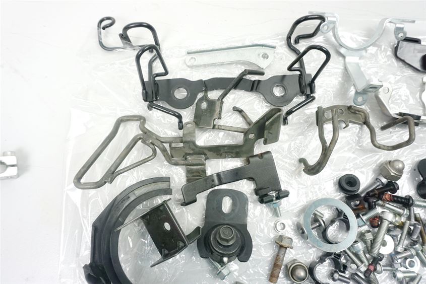 YAMAHA XVS 950 A VN02 MIDNIGHT STAR TORNILLOS Y PIEZAS PEQUEÑAS Y SOPORTES