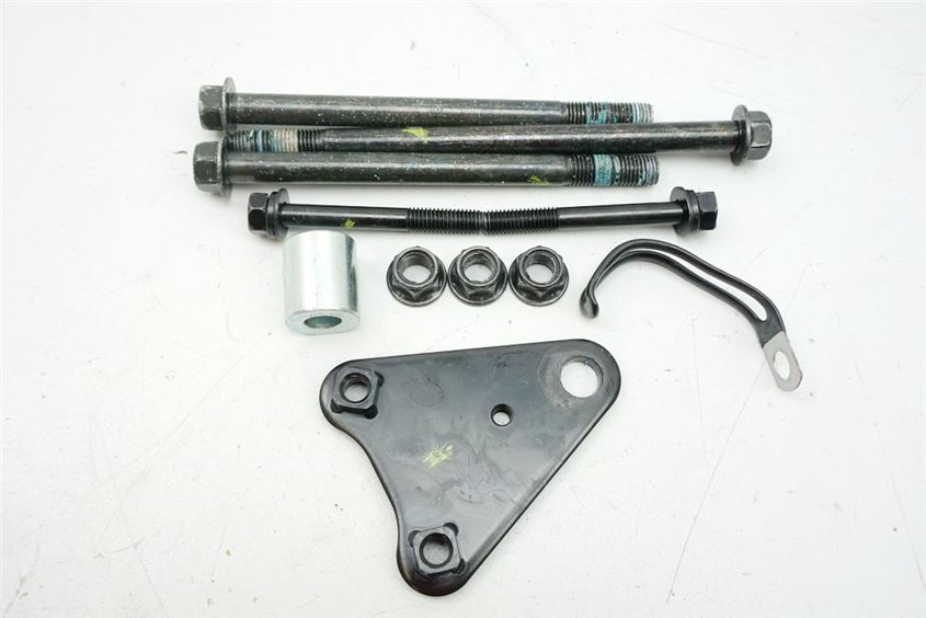 SUZUKI VL 800 C WVBM JS1BM11 INTRUDER HALTERUNG MOTOR SCHRAUBEN BOLZEN MOTORHALTER