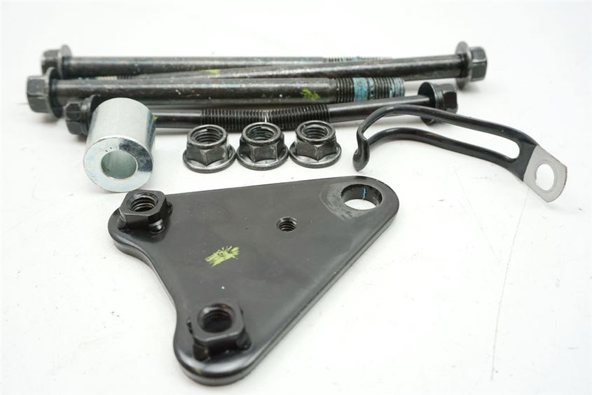 SUZUKI VL 800 C WVBM JS1BM11 INTRUDER HALTERUNG MOTOR SCHRAUBEN BOLZEN MOTORHALTER