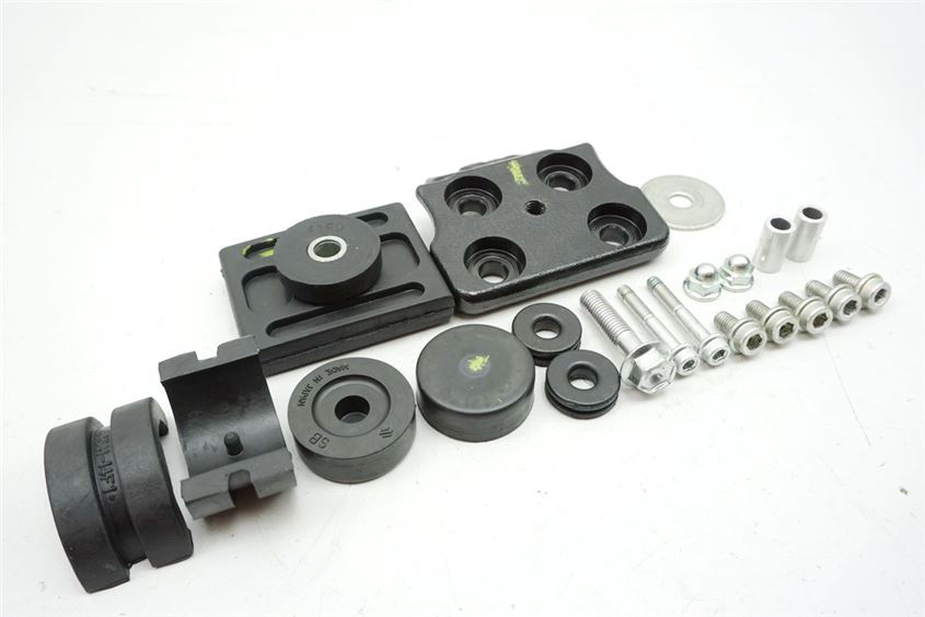 SUZUKI VL 800 C WVBM JS1BM11 INTRUDER BRACKET TANK RUBBERS SCREWS