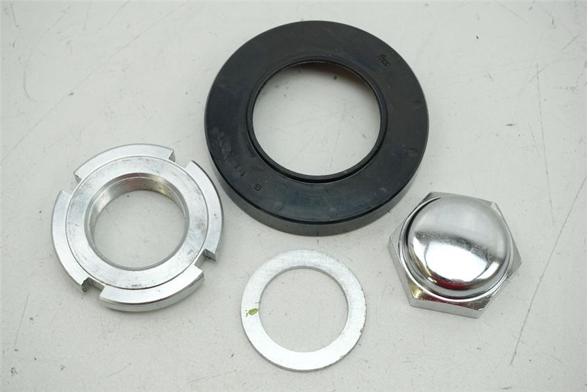SUZUKI VL 800 C WVBM JS1BM11 INTRUDER STEERING HEAD NUT TRIPLE CLAMP