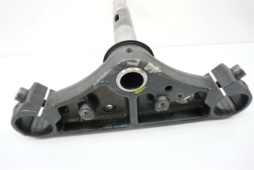 SUZUKI VL 800 C WVBM JS1BM11 INTRUDER LOWER TRIPLE CLAMP FORK