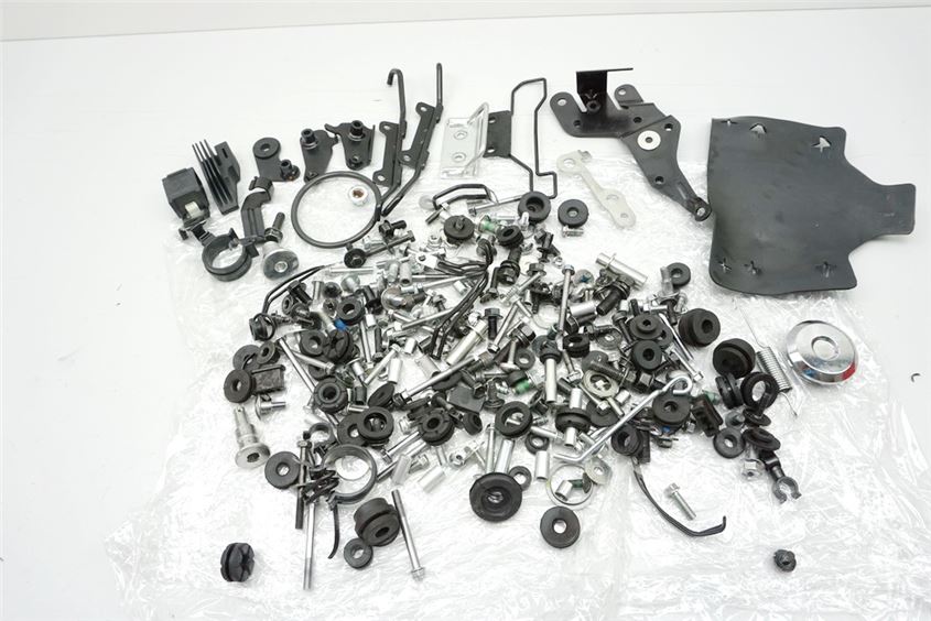 SUZUKI VL 800 C WVBM JS1BM11 INTRUDER TORNILLOS Y PIEZAS PEQUEÑAS