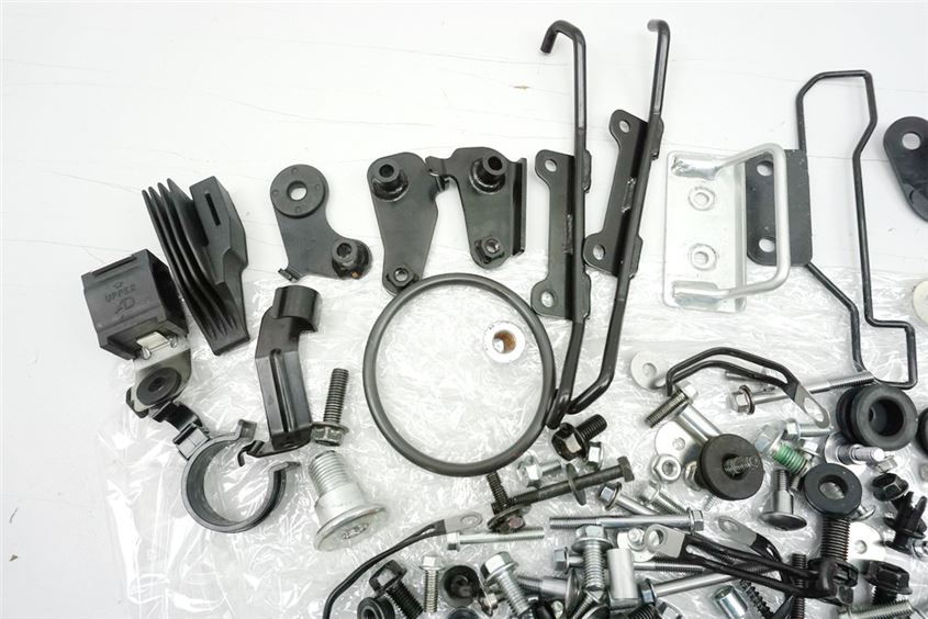 SUZUKI VL 800 C WVBM JS1BM11 INTRUDER TORNILLOS Y PIEZAS PEQUEÑAS