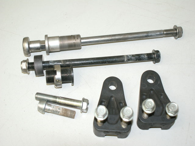 KAWASAKI ZX-6R ZX600P HALTERUNG ACHSE MOTOR HALTER