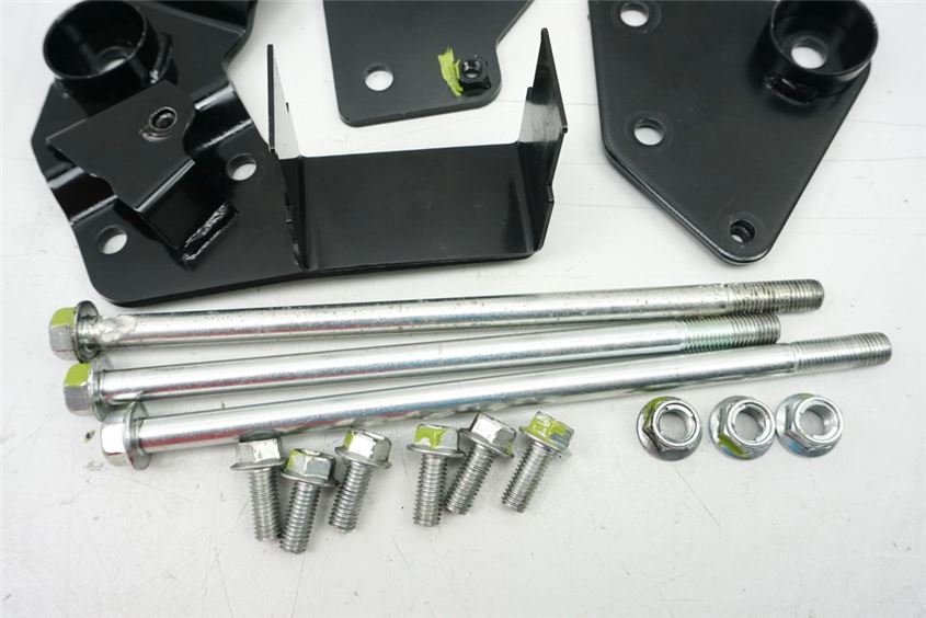 SUZUKI M 1500 VZ INTRUDER WVCU MOUNTING BRACKET ENGINE AXLE BOLT ENGINE MOUNT