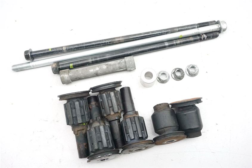 SUZUKI AN 650 ABS WVBU BURGMAN HALTERUNG MOTOR ACHSE BOLZEN GUMMIS DISTANZEN