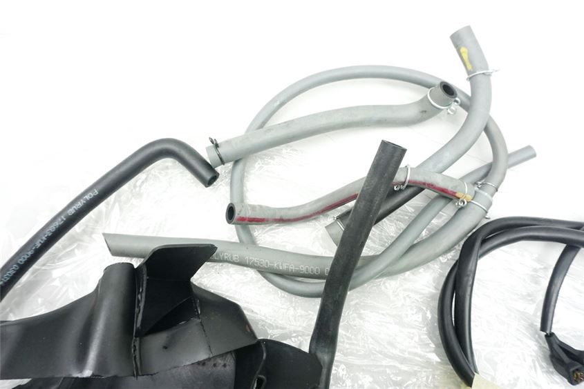 HONDA CBF 125 JC40 TORNILLOS Y PIEZAS PEQUEÑAS - SOLO 1771 KM