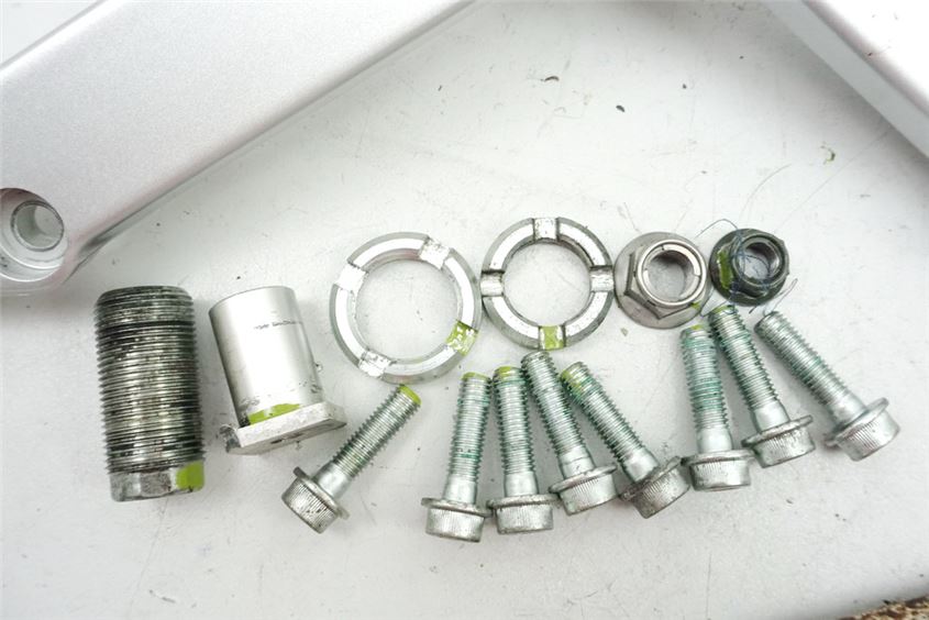 SUZUKI DL 650 V-STROM WVB1 HALTERUNG MOTOR MOTORHALTER ACHSE BOLZEN DISTANZEN
