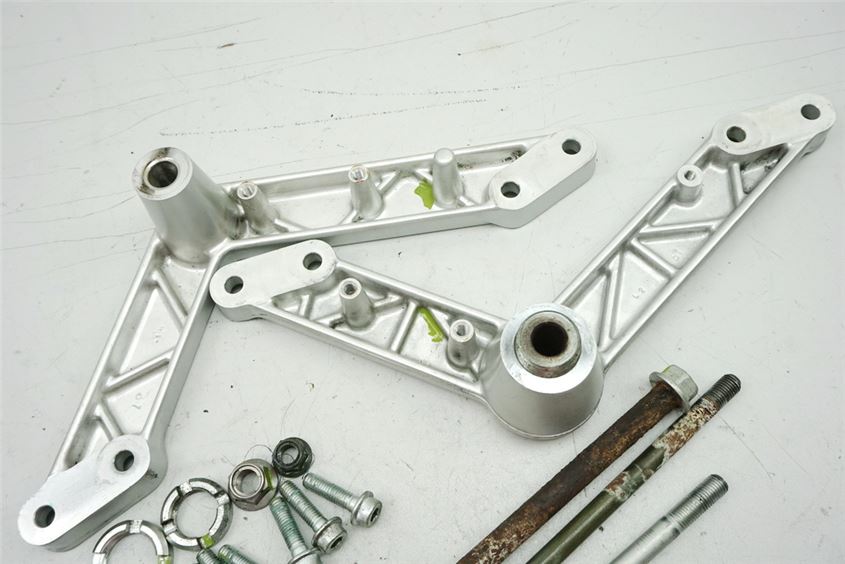 SUZUKI DL 650 V-STROM WVB1 HALTERUNG MOTOR MOTORHALTER ACHSE BOLZEN DISTANZEN