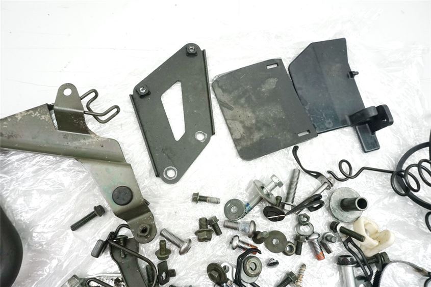 SUZUKI DL 650 V-STROM WVB1 SCHRAUBEN & KLEINTEILE