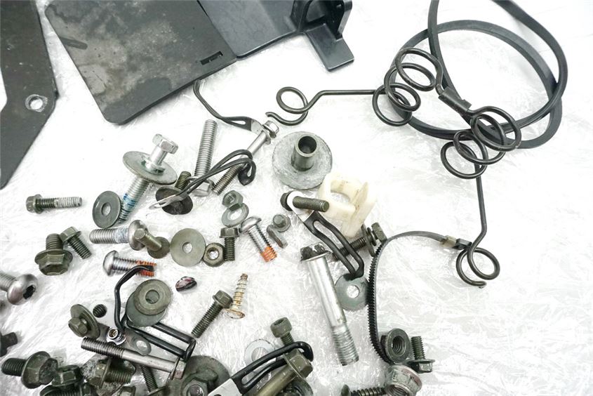 SUZUKI DL 650 V-STROM WVB1 SCHRAUBEN & KLEINTEILE