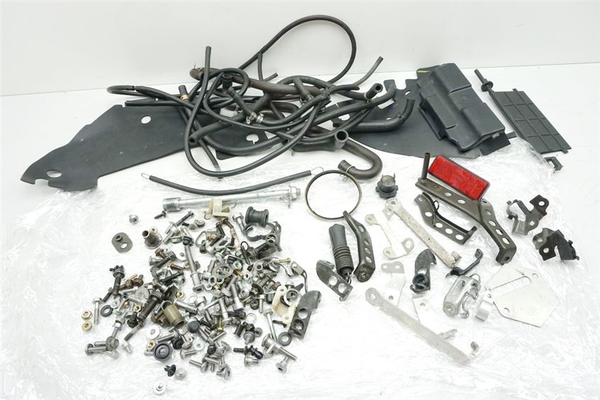 HONDA CBR 900 SC50 TORNILLOS Y PIEZAS PEQUEÑAS Y MANGUERAS Y SOPORTES