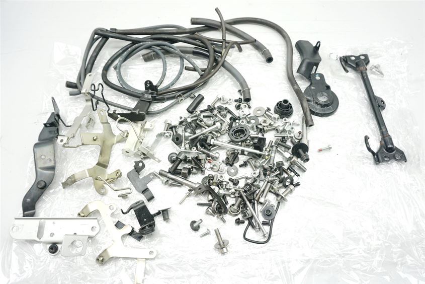 HONDA CB 1000 R SC60 TORNILLOS, PIEZAS PEQUEÑAS, SOPORTES Y MANGUERAS