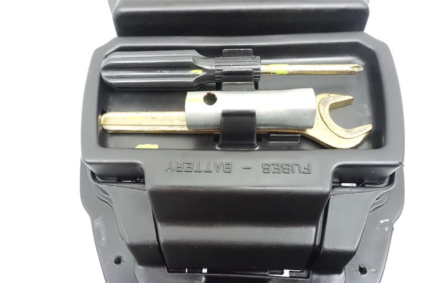 APRILIA SCARABEO 50 ZD4SC BATTERIEKASTEN BORDWERKZEUG RADLAUF KOTFLÜGEL