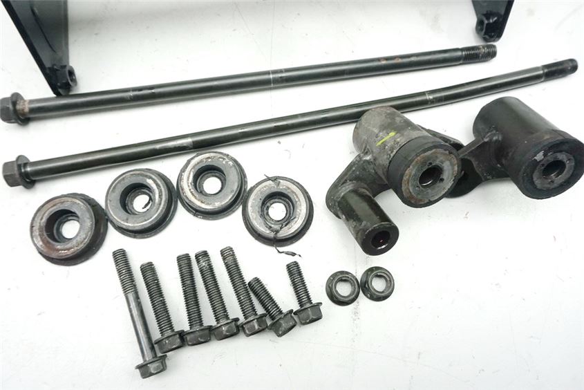 KAWASAKI VN 1600 CLASSIC TOURER VNT60A HALTERUNG MOTOR ACHSE BOLZEN SCHRAUBEN