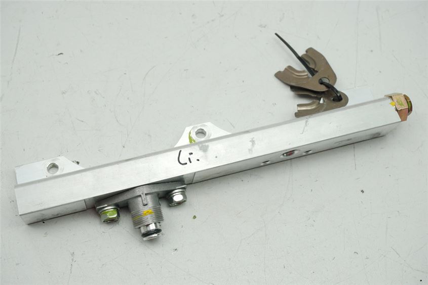 HONDA GL 1800 SC47 A ABS GOLDWING INJECTION RAIL LEFT BRACKET INJECTORS