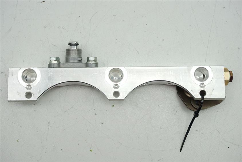 HONDA GL 1800 SC47 A ABS GOLDWING INJECTION RAIL LEFT BRACKET INJECTORS