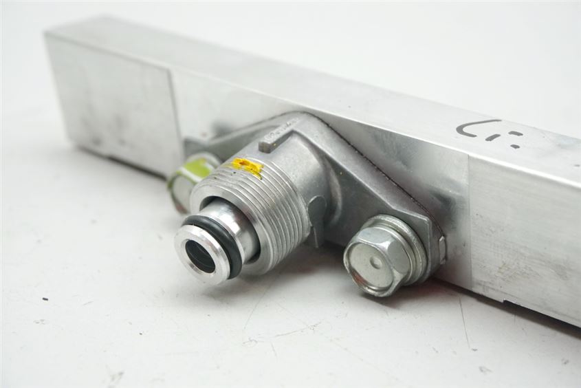HONDA GL 1800 SC47 A ABS GOLDWING INJECTION RAIL LEFT BRACKET INJECTORS