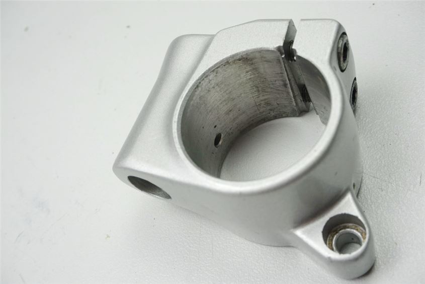YAMAHA YZF 600 4TV THUNDERCAT MOUNT CLAMP HANDLEBAR STUB RIGHT HANDLEBAR